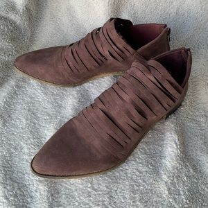 Gorgeous plum colored shooties with sliced texture, size 10